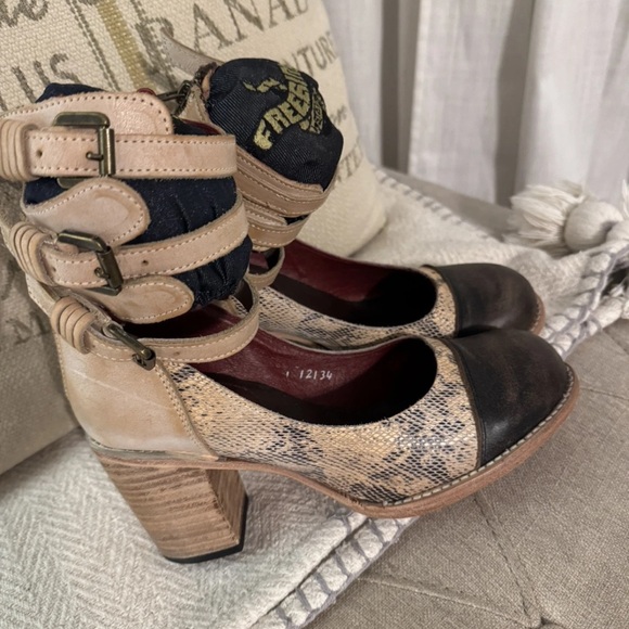 freebird Shoes - Freebird Women's Snakeskin and Black Heeled Shoes size 9